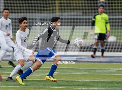 Thumbnail 2 in Lake Zurich vs. Round Lake (IHSA 3A Regional Final) photogallery.