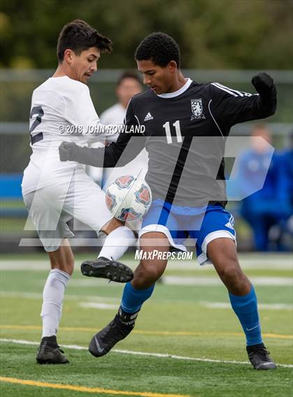 Thumbnail 2 in Lake Zurich vs. Round Lake (IHSA 3A Regional Final) photogallery.