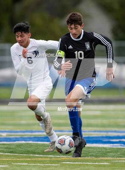 Thumbnail 3 in Lake Zurich vs. Round Lake (IHSA 3A Regional Final) photogallery.