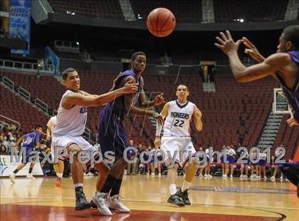 Thumbnail 2 in Chavez vs. Pinnacle (AIA D1 Semifinals) photogallery.