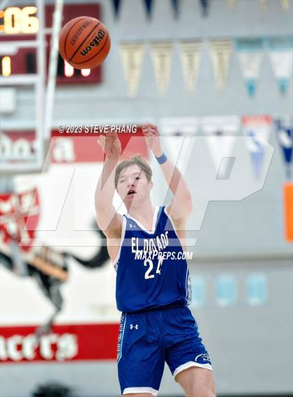 Thumbnail 2 in El Dorado vs. Chavez (Cordova Christmas Classic) photogallery.