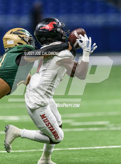 Thumbnail 3 in DeSoto vs Westfield (UIL 6A D1 Regional Semifinals) photogallery.