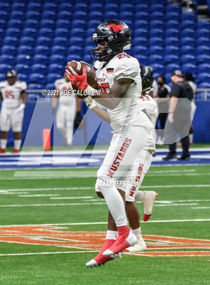 Thumbnail 3 in DeSoto vs Westfield (UIL 6A D1 Regional Semifinals) photogallery.