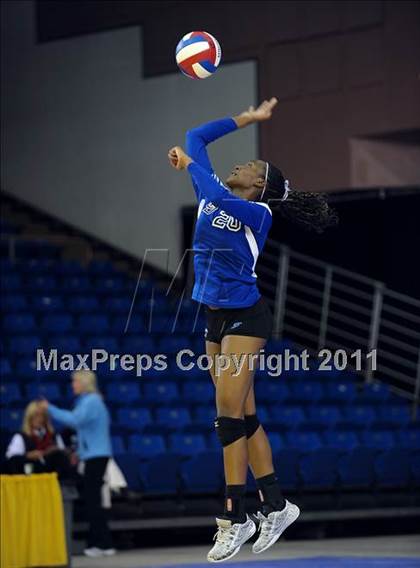 Thumbnail 1 in La Jolla Country Day vs. Sacred Heart Prep (CIF State D4 Final) photogallery.