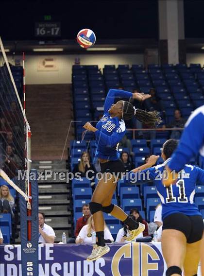 Thumbnail 3 in La Jolla Country Day vs. Sacred Heart Prep (CIF State D4 Final) photogallery.