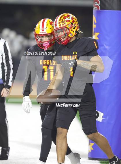 Thumbnail 3 in De La Salle vs. Mission Viejo (CIF Division 1-AA State Final) photogallery.