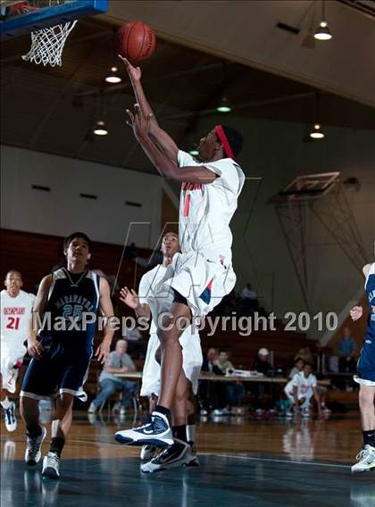Thumbnail 3 in Leuzinger vs Maranatha Christian (California Classic) photogallery.