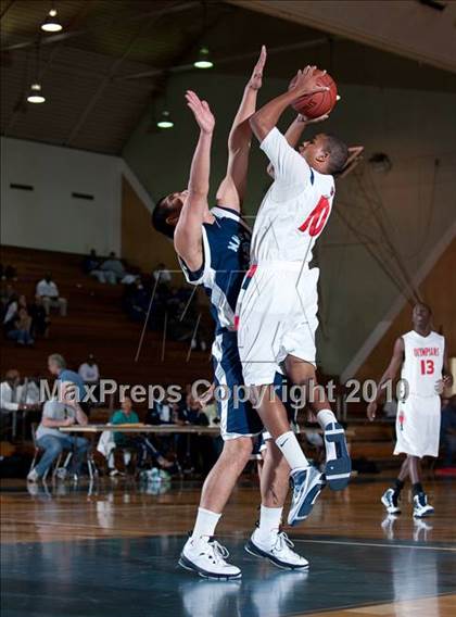 Thumbnail 2 in Leuzinger vs Maranatha Christian (California Classic) photogallery.