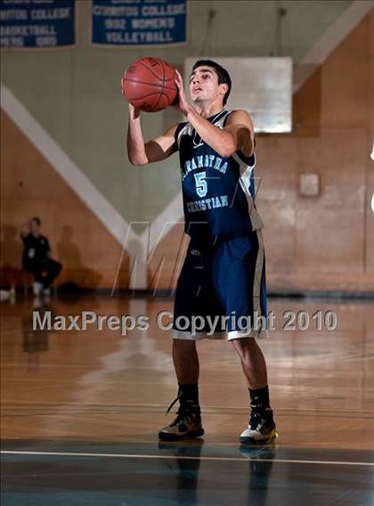 Thumbnail 3 in Leuzinger vs Maranatha Christian (California Classic) photogallery.