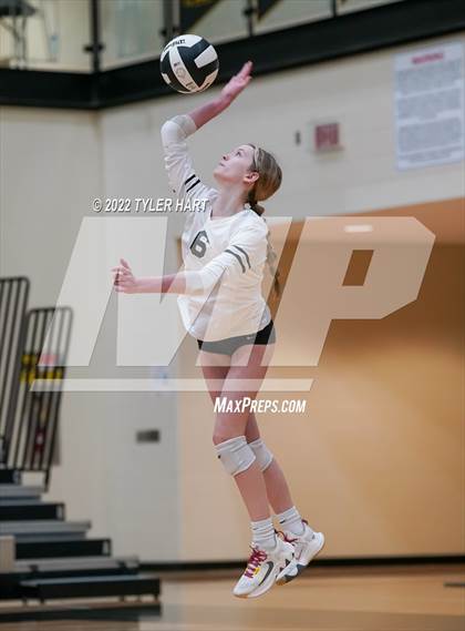Thumbnail 3 in Avon vs. Terre Haute South Vigo (IHSAA 4A Sectional Semifinal) photogallery.
