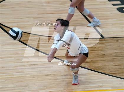 Thumbnail 2 in Avon vs. Terre Haute South Vigo (IHSAA 4A Sectional Semifinal) photogallery.