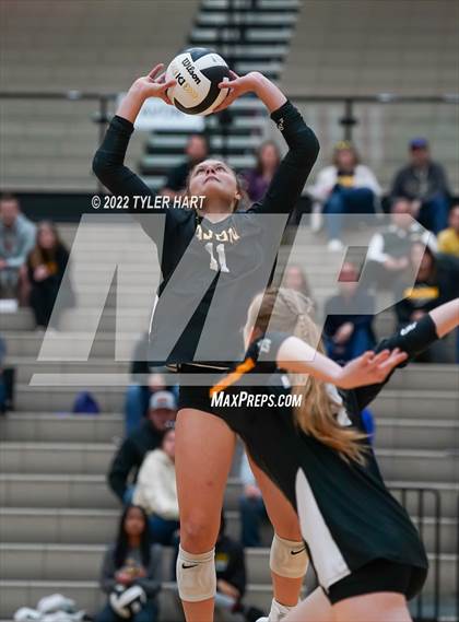Thumbnail 3 in Avon vs. Terre Haute South Vigo (IHSAA 4A Sectional Semifinal) photogallery.