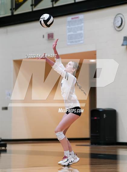 Thumbnail 1 in Avon vs. Terre Haute South Vigo (IHSAA 4A Sectional Semifinal) photogallery.