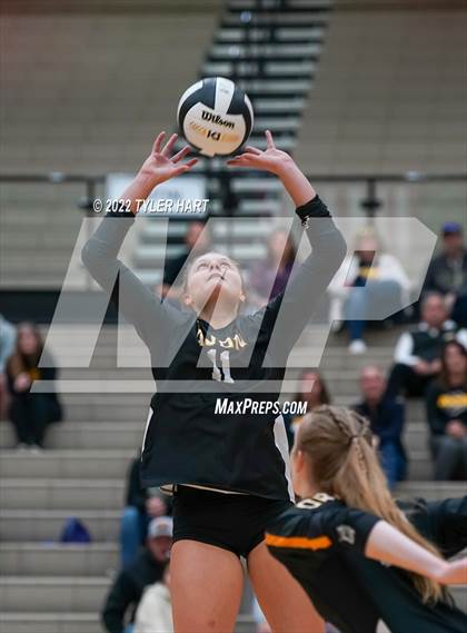 Thumbnail 2 in Avon vs. Terre Haute South Vigo (IHSAA 4A Sectional Semifinal) photogallery.