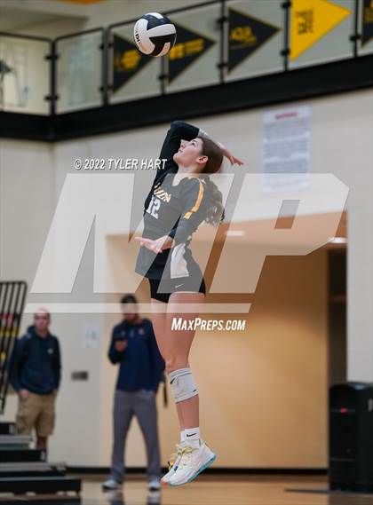 Thumbnail 2 in Avon vs. Terre Haute South Vigo (IHSAA 4A Sectional Semifinal) photogallery.