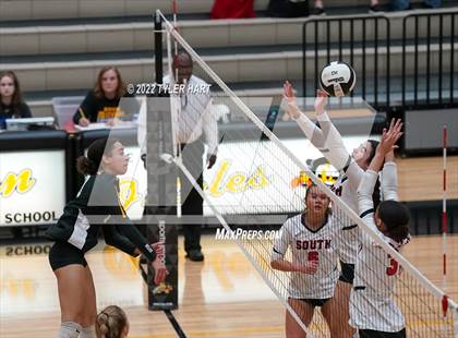 Thumbnail 2 in Avon vs. Terre Haute South Vigo (IHSAA 4A Sectional Semifinal) photogallery.