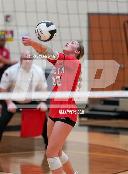 Thumbnail 2 in Avon vs. Terre Haute South Vigo (IHSAA 4A Sectional Semifinal) photogallery.