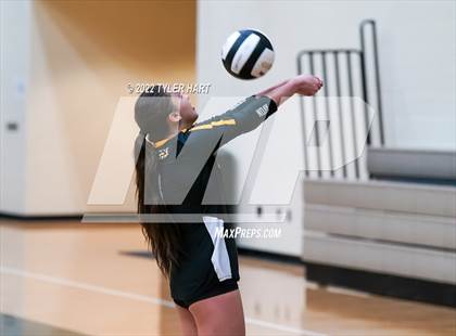 Thumbnail 2 in Avon vs. Terre Haute South Vigo (IHSAA 4A Sectional Semifinal) photogallery.