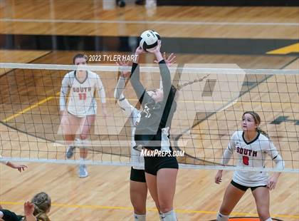 Thumbnail 3 in Avon vs. Terre Haute South Vigo (IHSAA 4A Sectional Semifinal) photogallery.