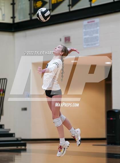 Thumbnail 2 in Avon vs. Terre Haute South Vigo (IHSAA 4A Sectional Semifinal) photogallery.