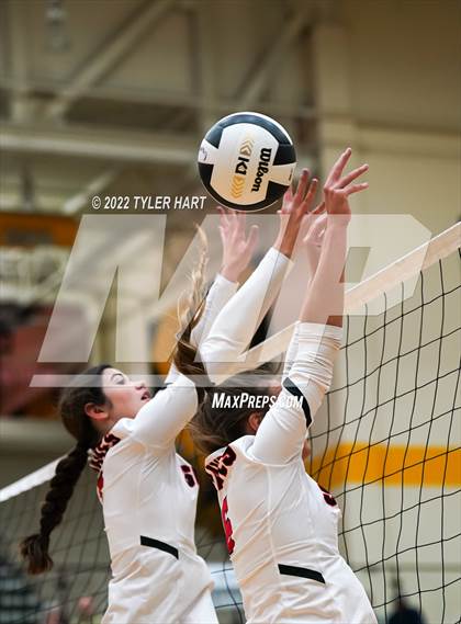 Thumbnail 1 in Avon vs. Terre Haute South Vigo (IHSAA 4A Sectional Semifinal) photogallery.
