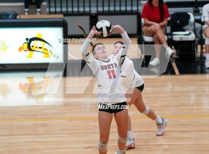 Thumbnail 3 in Avon vs. Terre Haute South Vigo (IHSAA 4A Sectional Semifinal) photogallery.