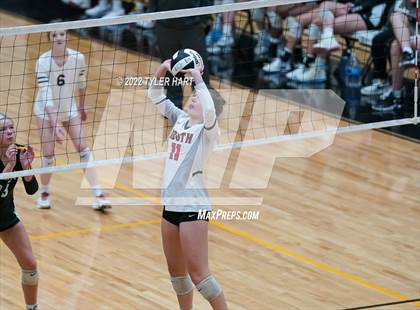 Thumbnail 2 in Avon vs. Terre Haute South Vigo (IHSAA 4A Sectional Semifinal) photogallery.