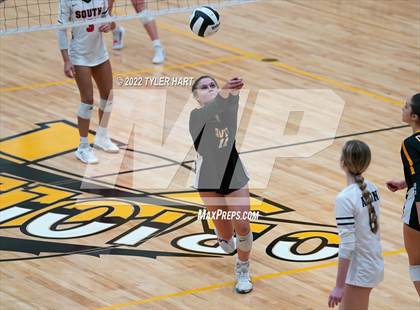 Thumbnail 3 in Avon vs. Terre Haute South Vigo (IHSAA 4A Sectional Semifinal) photogallery.