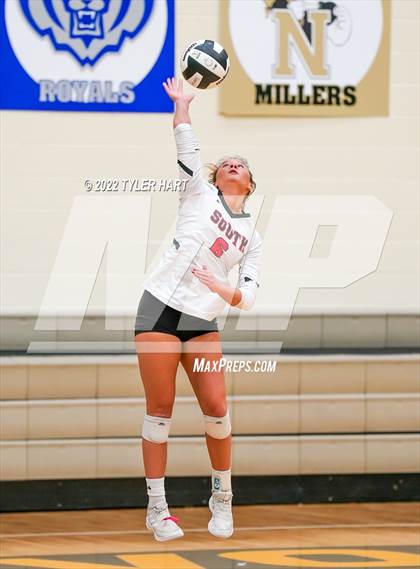 Thumbnail 3 in Avon vs. Terre Haute South Vigo (IHSAA 4A Sectional Semifinal) photogallery.