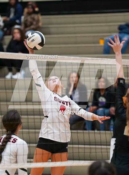 Thumbnail 3 in Avon vs. Terre Haute South Vigo (IHSAA 4A Sectional Semifinal) photogallery.