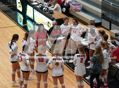 Thumbnail 3 in Avon vs. Terre Haute South Vigo (IHSAA 4A Sectional Semifinal) photogallery.