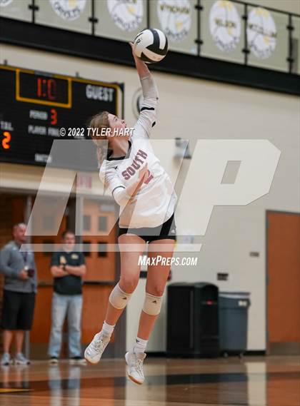 Thumbnail 2 in Avon vs. Terre Haute South Vigo (IHSAA 4A Sectional Semifinal) photogallery.