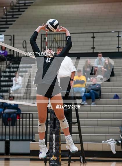 Thumbnail 2 in Avon vs. Terre Haute South Vigo (IHSAA 4A Sectional Semifinal) photogallery.
