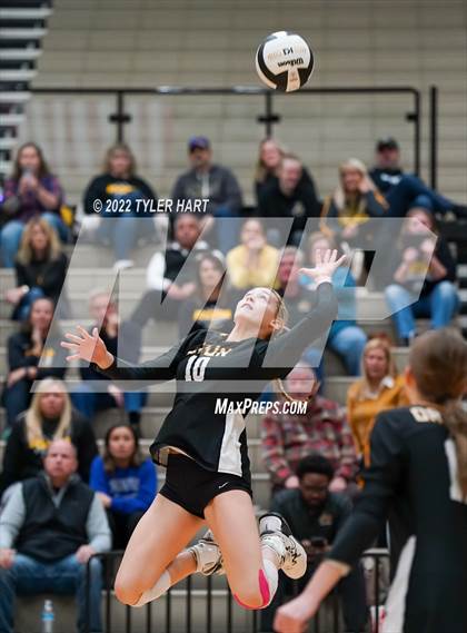 Thumbnail 1 in Avon vs. Terre Haute South Vigo (IHSAA 4A Sectional Semifinal) photogallery.