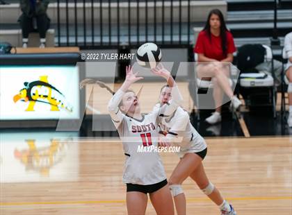 Thumbnail 2 in Avon vs. Terre Haute South Vigo (IHSAA 4A Sectional Semifinal) photogallery.