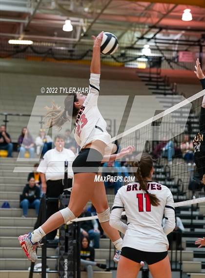 Thumbnail 2 in Avon vs. Terre Haute South Vigo (IHSAA 4A Sectional Semifinal) photogallery.