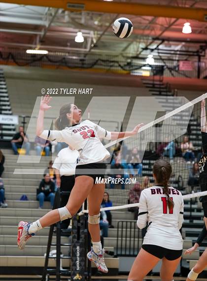 Thumbnail 1 in Avon vs. Terre Haute South Vigo (IHSAA 4A Sectional Semifinal) photogallery.