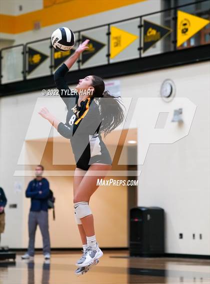 Thumbnail 3 in Avon vs. Terre Haute South Vigo (IHSAA 4A Sectional Semifinal) photogallery.