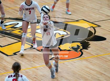 Thumbnail 1 in Avon vs. Terre Haute South Vigo (IHSAA 4A Sectional Semifinal) photogallery.