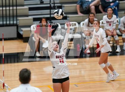 Thumbnail 1 in Avon vs. Terre Haute South Vigo (IHSAA 4A Sectional Semifinal) photogallery.
