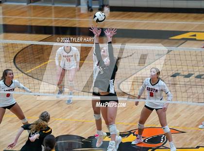 Thumbnail 2 in Avon vs. Terre Haute South Vigo (IHSAA 4A Sectional Semifinal) photogallery.