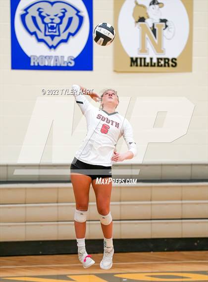 Thumbnail 2 in Avon vs. Terre Haute South Vigo (IHSAA 4A Sectional Semifinal) photogallery.