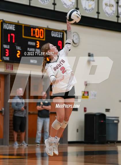 Thumbnail 1 in Avon vs. Terre Haute South Vigo (IHSAA 4A Sectional Semifinal) photogallery.