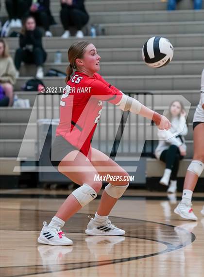 Thumbnail 2 in Avon vs. Terre Haute South Vigo (IHSAA 4A Sectional Semifinal) photogallery.