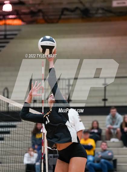 Thumbnail 3 in Avon vs. Terre Haute South Vigo (IHSAA 4A Sectional Semifinal) photogallery.