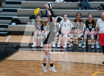 Thumbnail 3 in Avon vs. Terre Haute South Vigo (IHSAA 4A Sectional Semifinal) photogallery.