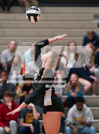 Thumbnail 2 in Avon vs. Terre Haute South Vigo (IHSAA 4A Sectional Semifinal) photogallery.