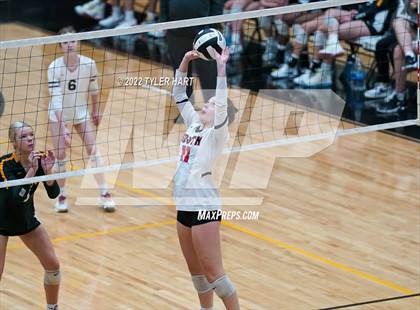 Thumbnail 3 in Avon vs. Terre Haute South Vigo (IHSAA 4A Sectional Semifinal) photogallery.
