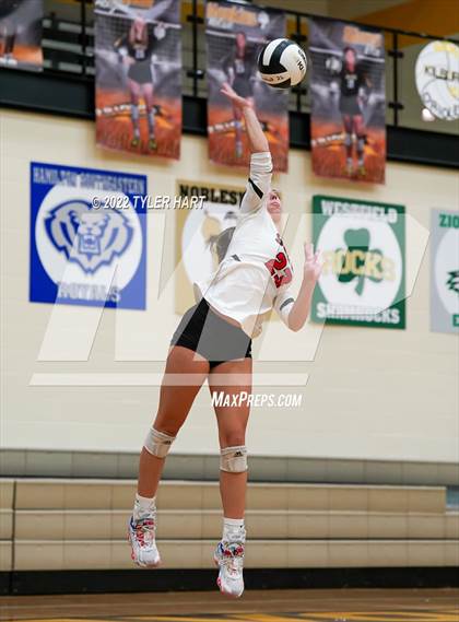 Thumbnail 1 in Avon vs. Terre Haute South Vigo (IHSAA 4A Sectional Semifinal) photogallery.