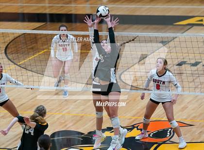 Thumbnail 1 in Avon vs. Terre Haute South Vigo (IHSAA 4A Sectional Semifinal) photogallery.